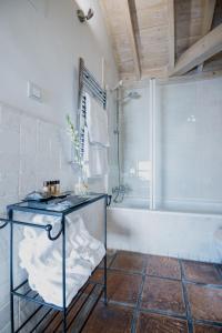 A bathroom at Palacio De Los Navas