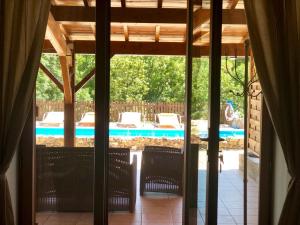 Pogled na bazen u objektu Les Gites Le Viallon, 3 gîtes avec terrasses privatives, Piscine chauffée, WIFI ili u blizini