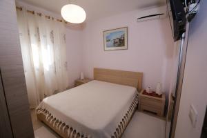 Postel nebo postele na pokoji v ubytování Pine-Tree Apt w/ Private Garden 50 m from the Sea