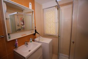 Koupelna v ubytování Pine-Tree Apt w/ Private Garden 50 m from the Sea + 31 fotografií