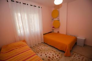 Postel nebo postele na pokoji v ubytování Pine-Tree Apt w/ Private Garden 50 m from the Sea