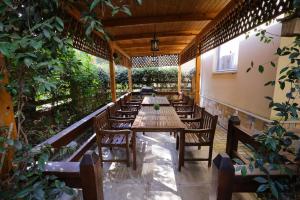 Restaurace v ubytování Pine-Tree Apt w/ Private Garden 50 m from the Sea