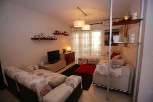 Posezení v ubytování Pine-Tree Apt w/ Private Garden 50 m from the Sea