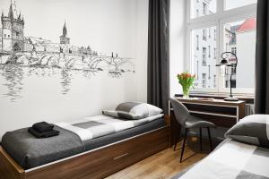 sypialnia z łóżkiem, biurkiem i oknem w obiekcie Prestige Apartments 7 we Wrocławiu
