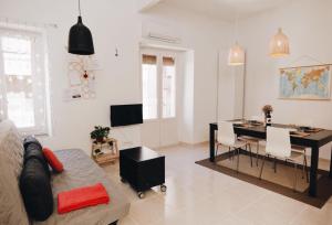 un soggiorno con tavolo e una sala da pranzo di Amparito Apartment - Casc Antic a Tarragona