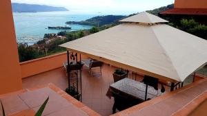 ein großes Zelt auf einem Balkon mit Blick auf das Wasser in der Unterkunft La Finestra sul mare in La Spezia