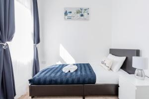 sypialnia z czarno-białym łóżkiem i oknem w obiekcie Serviced Apartment /Excel/ Olympic city/ O2 arena w Londynie