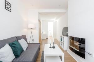 sala de estar con sofá y TV en Serviced Apartment /Excel/ Olympic city/ O2 arena, en Londres