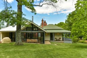 a house with a tree in the yard at Elm Tree Lodge Beechworth in Beechworth