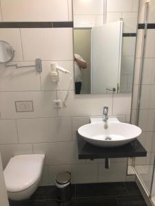 Koupelna v ubytování Döbelts Hotel Schützenhaus Jessen