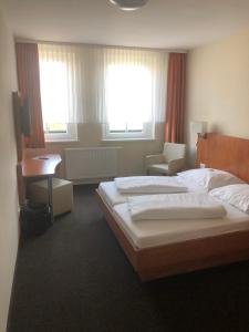 Postel nebo postele na pokoji v ubytování Döbelts Hotel Schützenhaus Jessen
