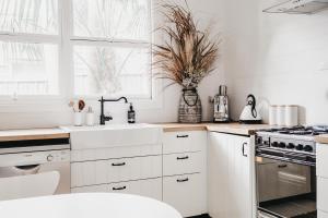 
A kitchen or kitchenette at A PERFECT STAY - Collective Retreat
