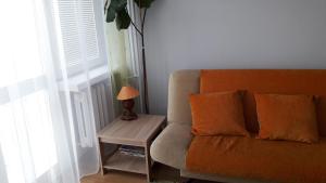 sala de estar con sofá y mesa con lámpara en Mieszkanie 2-pokojowe Świnoujście en Świnoujście