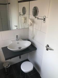 Koupelna v ubytování Döbelts Hotel Schützenhaus Jessen