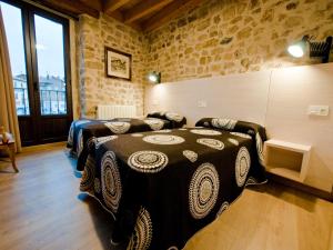 a room with three beds in a room at La Casa de Beli in Tardajos