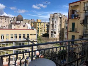 d'un balcon offrant une vue sur la ville. dans l'établissement A Casa Di Maria, à Naples