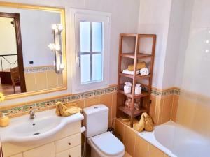 een badkamer met een wastafel, een toilet en een bad bij Bed & Breakfast Tenerife in San Miguel de Abona