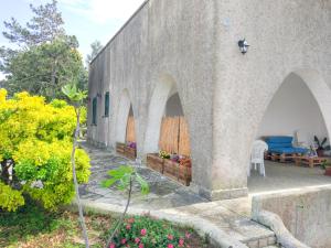 Elle offre une vue sur l'extérieur d'un bâtiment doté d'une terrasse. dans l'établissement Bilocali Vista Mare, à Santa Cesarea Terme