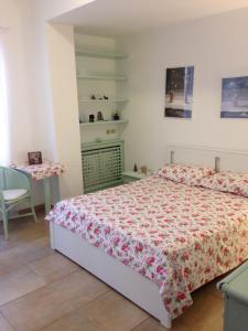 1 dormitorio con 1 cama, 1 mesa y 1 silla en Bristol apartment, en Capo dʼOrlando