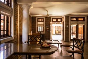 una sala de estar con una mesa y sillas en Villa Araliya, en Negombo