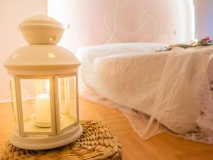 a lantern sitting on top of a basket with a bed at Casa Ristori in Cividale del Friuli