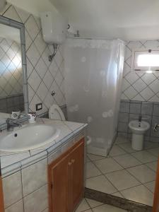 La salle de bains est pourvue d'un lavabo et de toilettes. dans l'établissement Appartamento Ariosto, à Bosa