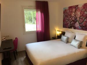 Кровать или кровати в номере The Originals City, Hôtel Le Garden, Tours Sud (Inter-Hotel)