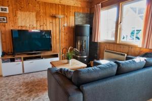 a living room with a couch and a television at Useriner Ferienhaus in Userin