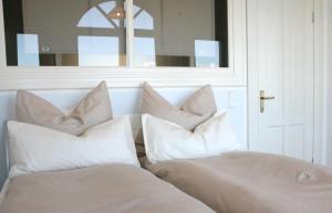 Postel nebo postele na pokoji v ubytování Strandhuus - Urlaub aan de Ostsee