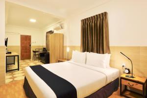 una camera d'albergo con un letto e un soggiorno di K.C Residence a Yangon