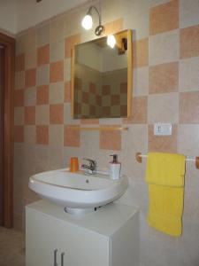 a bathroom with a sink and a mirror at La marina in Cagliari