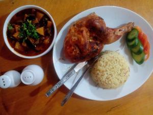 un plato de comida con carne y arroz en una mesa en Sheikh Mousa Bedouin Camp, en Saint Catherine