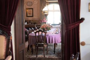a dining room with a table and chairs and a window at Casa Das Obras in Manteigas