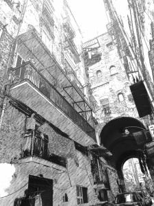une photo en noir et blanc d'un bâtiment avec escalier dans l'établissement L'arco e il vico, à Naples