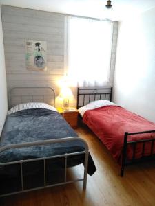 2 Betten in einem Zimmer mit Fenster in der Unterkunft Proche centre historique 60 m2 in Quimper