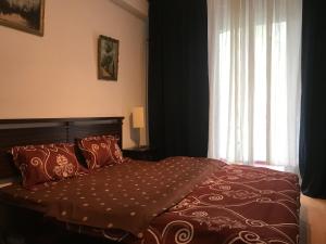una camera con letto e finestra di Mozart Ambient a Bucarest
