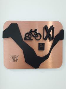 a sign that says park with a picture of a bicycle at Loriga Hostel - Feel Nature in Loriga