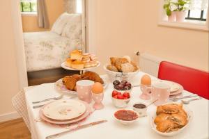 瑞斯的住宿－Bed & Breakfast de Appelaar，一张桌子,上面放着糕点和其他食物