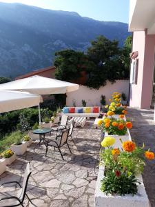 patio con sedie, ombrellone e fiori di Maritimo Apartments a Kotor (Cattaro)