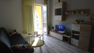 sala de estar con sofá y TV en Ela Cres, en Cres