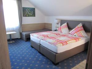 Postel nebo postele na pokoji v ubytování Hotel zur Burg Nürburg + 25 fotografií