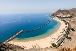 una vista aérea de una playa en la costa de Amalfi en CASA TIA JULIA, vivienda independiente 4 pax en playa Las Teresitas, en San Andrés