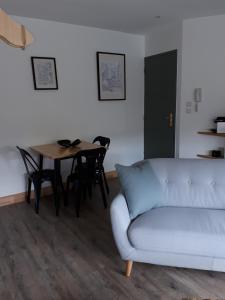 - un salon avec un canapé et une table dans l'établissement Un Appart en Ville, à Niort