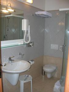 A bathroom at Hermes Hotel