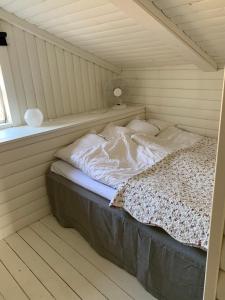 un letto nell'angolo di una camera di Toftavägen 325 Semesterbostad a Tofta
