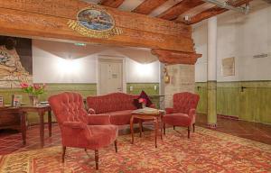Ein Sitzbereich in der Unterkunft Hotel Orphée Andreasstadel