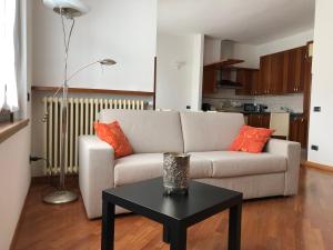 - un salon avec un canapé et une table dans l'établissement Veneto Civico 17, à Sarnico