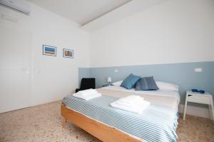 a bedroom with a bed and a lamp at Casa27 B&B in Terracina