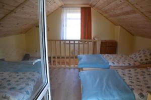 Poschodová posteľ alebo postele v izbe v ubytovaní Domki nad jeziorem