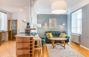 un soggiorno con un divano e un tavolo di Old City Park Apartment a Riga